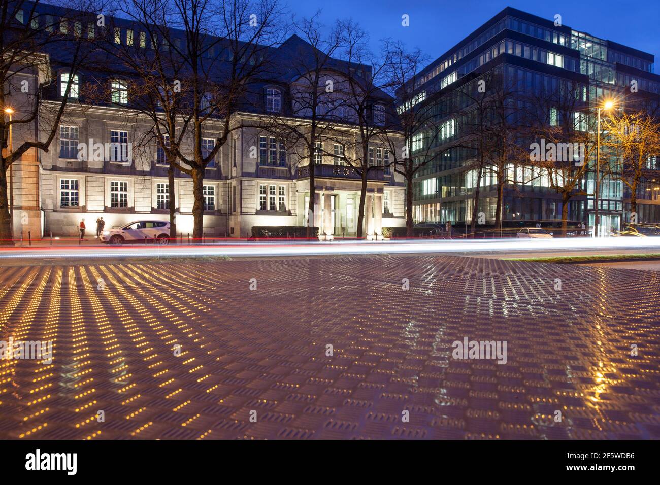 les immeubles de bureaux Rheinpalais et Rhein Triadem dans la rue Konrad-Adenauer-Ufer, Cologne, Allemagne. Die Buerogebaeude Rheinpalais und Rhein Triadem Banque D'Images