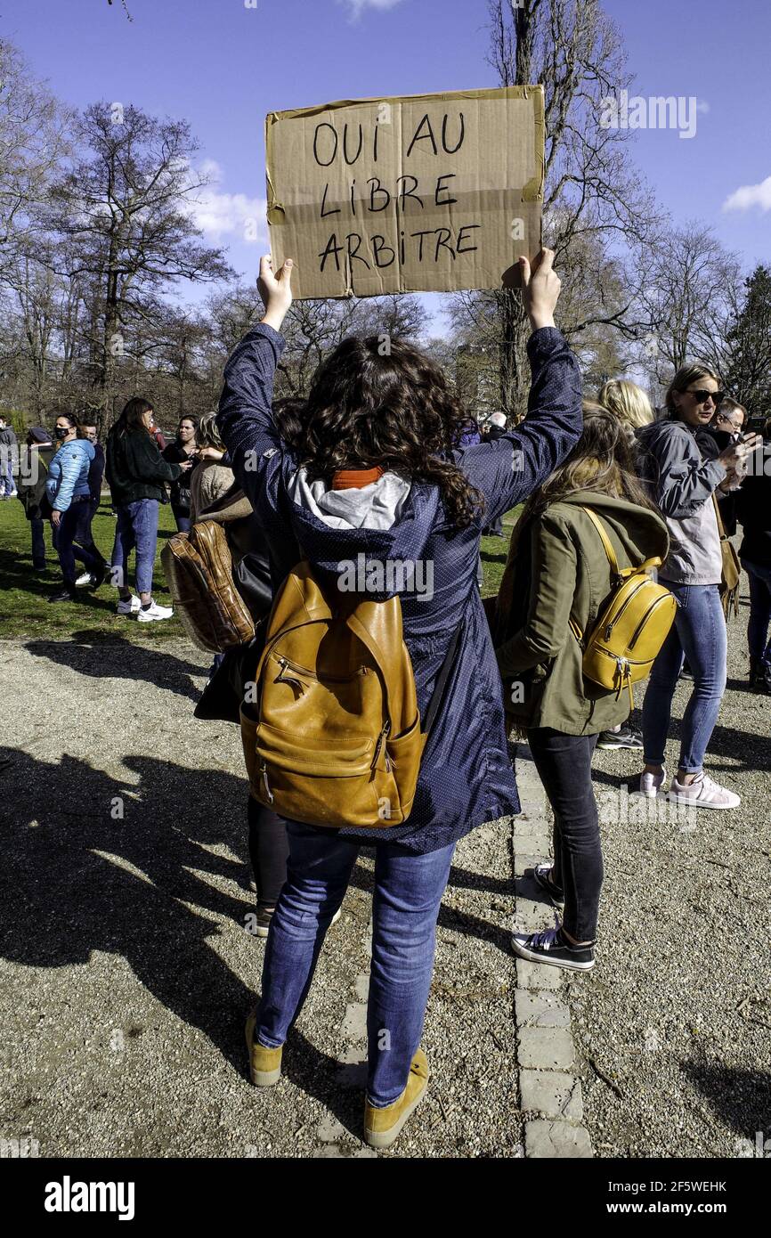 Manifestation contre 19 les restrictions d'urgence et le confinement à Liège, Belgique, le 28 mars 2021. C'est un collectif de citoyens appelé #Mêmepaspaspeur qui en sont à l'origine. Elle a récemment été présente dans plusieurs villes belges et luxembourgeoise et rassemble une série de personnes de tous les secteurs touchés par les mesures de confinement. Dénoncer les mesures anti-covid prises sans légitimité démocratique par le gouvernement. Environ 500 personnes y ont participé, selon la police. Photo de Philippe Bourguet/BePress/ABACAPRESS.COM Banque D'Images