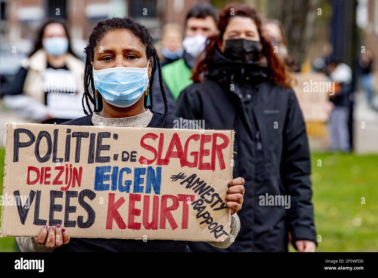 Le 28 mars 2021, des manifestants manifestent à un commissariat de police contre le racisme à Rotterdam (pays-Bas) en exigeant le renvoi de cinq policiers qui ont exprimé leur expression raciste dans des groupes APP. Le mois dernier, une enquête a révélé que cinq policiers de Rotterdam ont eu recours à des remarques offensives et désobligeantes à l'encontre d'immigrants appartenant à un groupe WhatsApp. Malgré la condamnation des policiers pour leurs actions, de nouveaux rapports ont révélé qu'ils allaient au-delà de ces expressions, disant "un turc de moins" à propos de Humeyra Ergincanlı, 16 ans, qui a été assassiné en 2018. Photo de Robi Banque D'Images