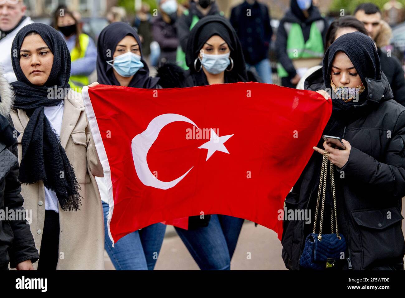 Le 28 mars 2021, des manifestants manifestent à un commissariat de police contre le racisme à Rotterdam (pays-Bas) en exigeant le renvoi de cinq policiers qui ont exprimé leur expression raciste dans des groupes APP. Le mois dernier, une enquête a révélé que cinq policiers de Rotterdam ont eu recours à des remarques offensives et désobligeantes à l'encontre d'immigrants appartenant à un groupe WhatsApp. Malgré la condamnation des policiers pour leurs actions, de nouveaux rapports ont révélé qu'ils allaient au-delà de ces expressions, disant "un turc de moins" à propos de Humeyra Ergincanlı, 16 ans, qui a été assassiné en 2018. Photo de Robi Banque D'Images