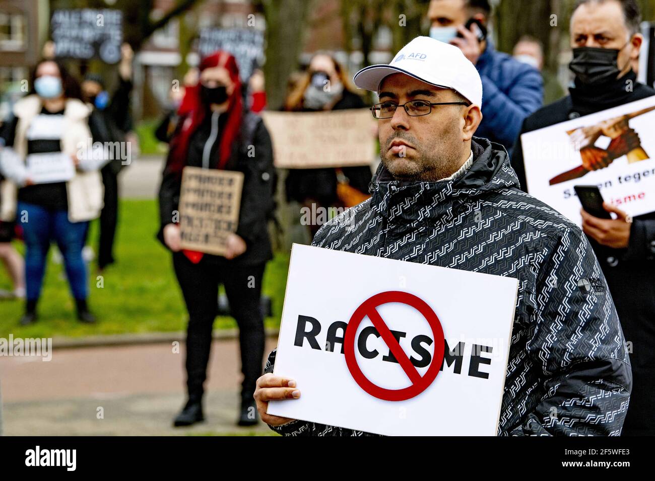 Le 28 mars 2021, des manifestants manifestent à un commissariat de police contre le racisme à Rotterdam (pays-Bas) en exigeant le renvoi de cinq policiers qui ont exprimé leur expression raciste dans des groupes APP. Le mois dernier, une enquête a révélé que cinq policiers de Rotterdam ont eu recours à des remarques offensives et désobligeantes à l'encontre d'immigrants appartenant à un groupe WhatsApp. Malgré la condamnation des policiers pour leurs actions, de nouveaux rapports ont révélé qu'ils allaient au-delà de ces expressions, disant "un turc de moins" à propos de Humeyra Ergincanlı, 16 ans, qui a été assassiné en 2018. Photo de Robi Banque D'Images