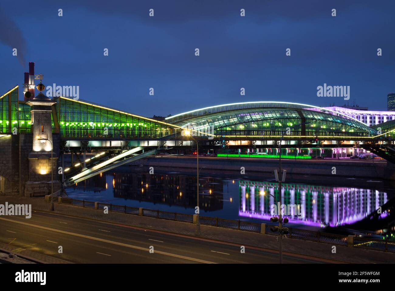 Vue sur le pont coloré Bogdan Khmelnitsky illuminé la nuit Réflexion dans la rivière Moskova la nuit Banque D'Images