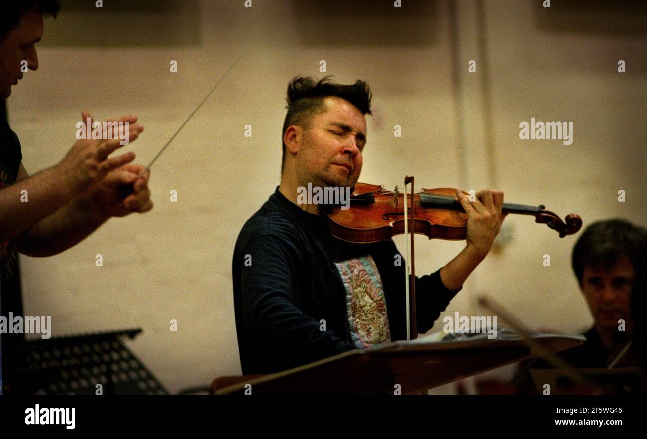 NIGEL KENNEDY EN RÉPÉTITION AUX STUDIOS BELL À WEST LONDON. Banque D'Images