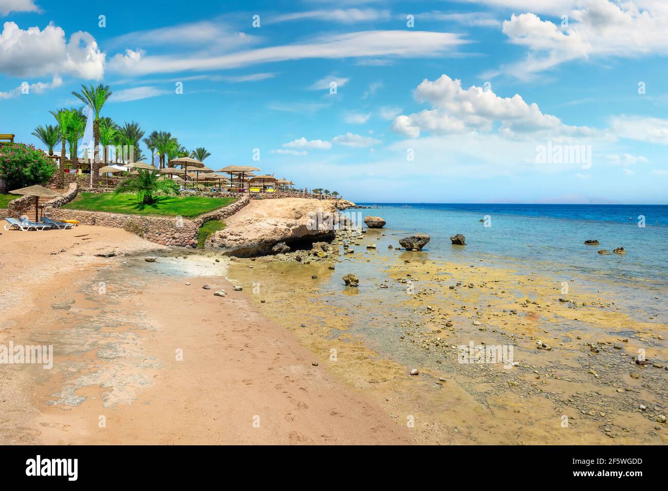 Vue sur la plage de la mer Rouge d'Égypte Banque D'Images