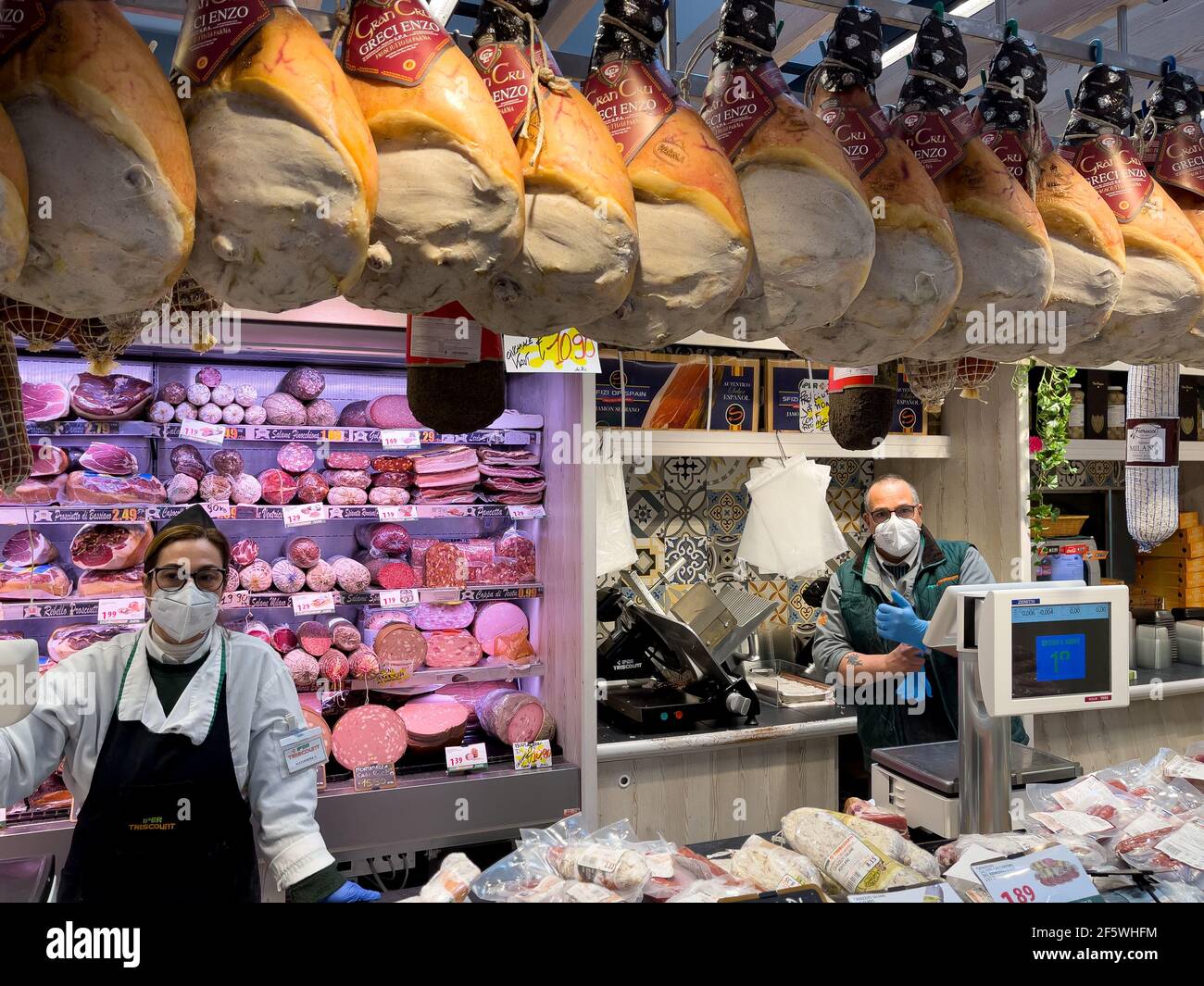 Comptoir Deli dans l'un des supermarchés du gros En Italie pendant la pandémie de Covid-19 Banque D'Images