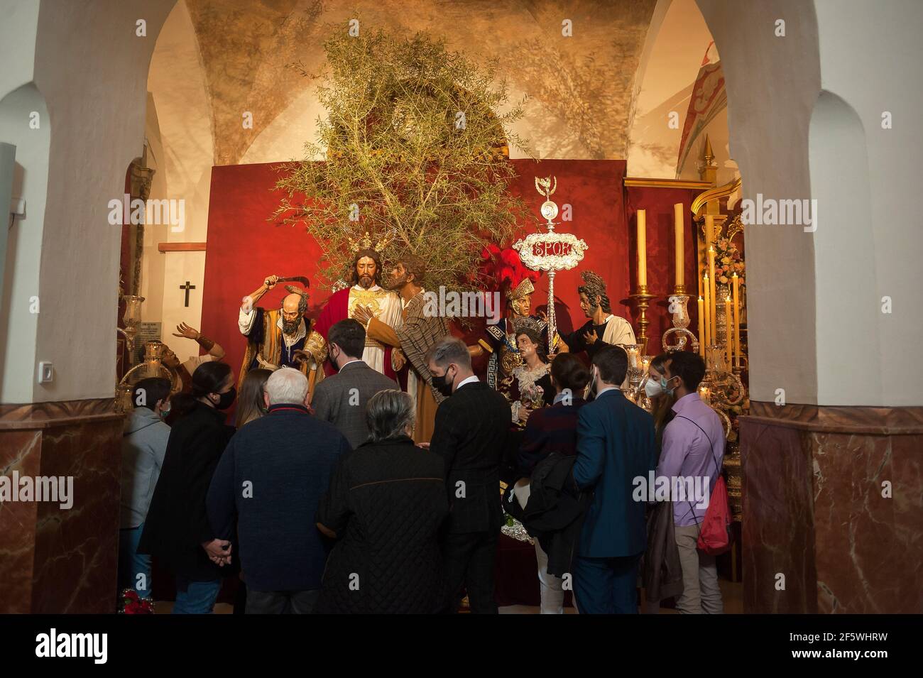 Malaga, Espagne. 28 mars 2021. Les gens se rassemblent devant une figure du Christ à l'intérieur de l'église Divina Pastora, ils prennent part au culte du dimanche des palmiers pendant la semaine sainte. Malgré l'annulation des processions pour la semaine Sainte, de nombreuses confréries ont décidé d'organiser des masses, des adorations et des figures d'exposition du Christ et de la Vierge à l'intérieur des églises ou des confréries, en veillant à ce que toutes les mesures de protection contre Covid19 soient suivies. (Photo de Jesus Merida/SOPA Images/Sipa USA) Credit: SIPA USA/Alay Live News Banque D'Images