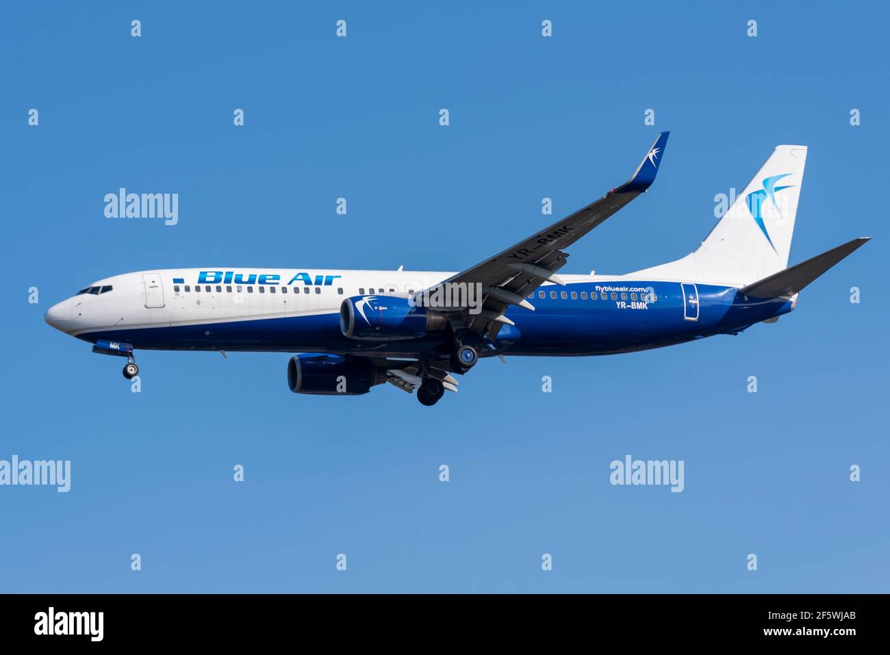 L'avion de ligne Boeing 737 800 Blue Air YR-BMK débarque en finale à l'aéroport de Londres Heathrow, au Royaume-Uni, dans un ciel bleu. Compagnie aérienne roumaine. Vol Banque D'Images