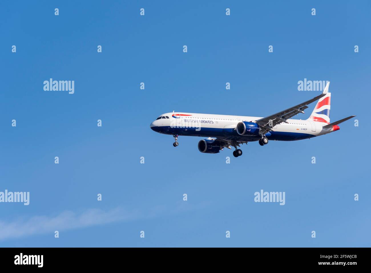 L'avion de ligne de avions de ligne Airbus A321neo de British Airways G-NEOP en finale débarque à l'aéroport de Londres Heathrow, au Royaume-Uni, dans un ciel bleu. Avion économique moderne Banque D'Images