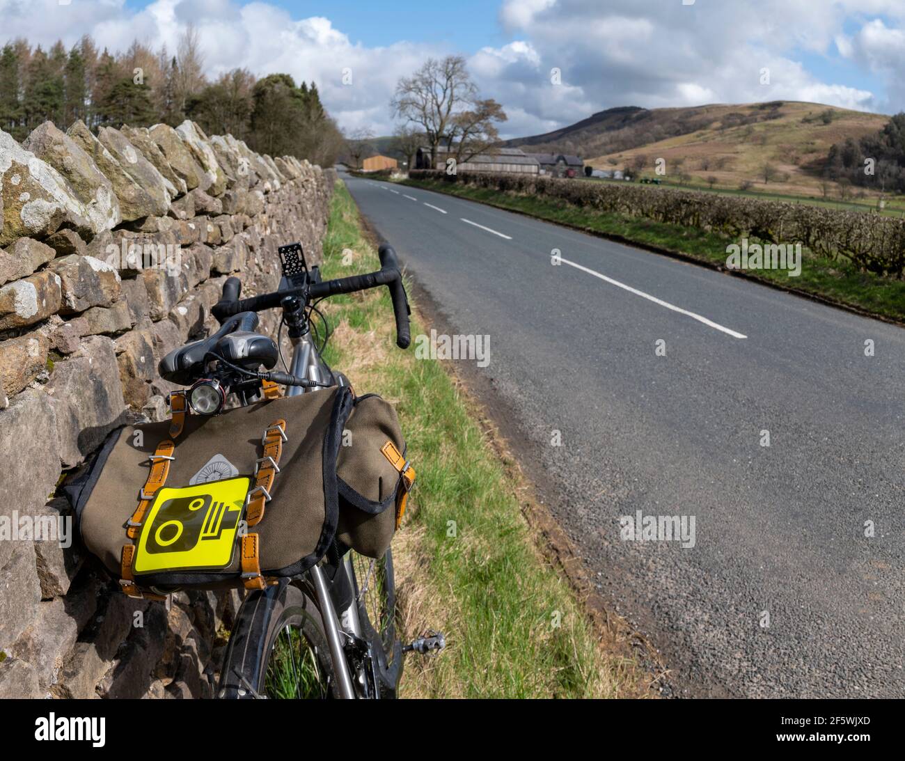 Vélo portant une icône d'appareil photo Passpixi pour avertir les conducteurs de l'utilisation de l'appareil photo. Banque D'Images