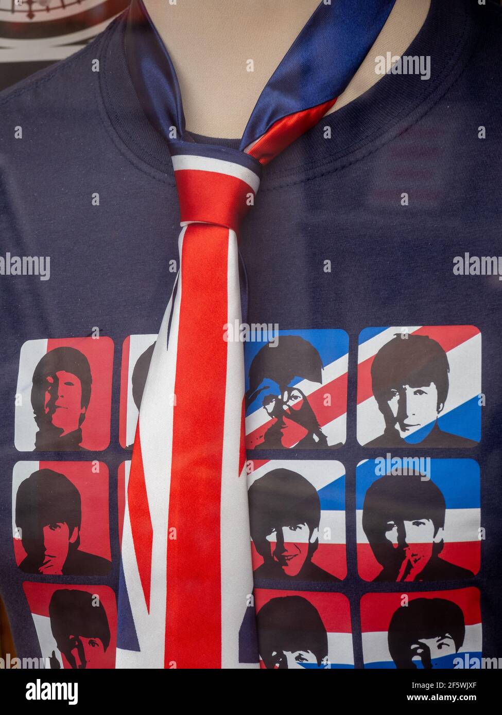 Un tee-shirt Beatles et une cravate à thème drapeau britannique dans une  vitrine d'Oxford Shop Photo Stock - Alamy