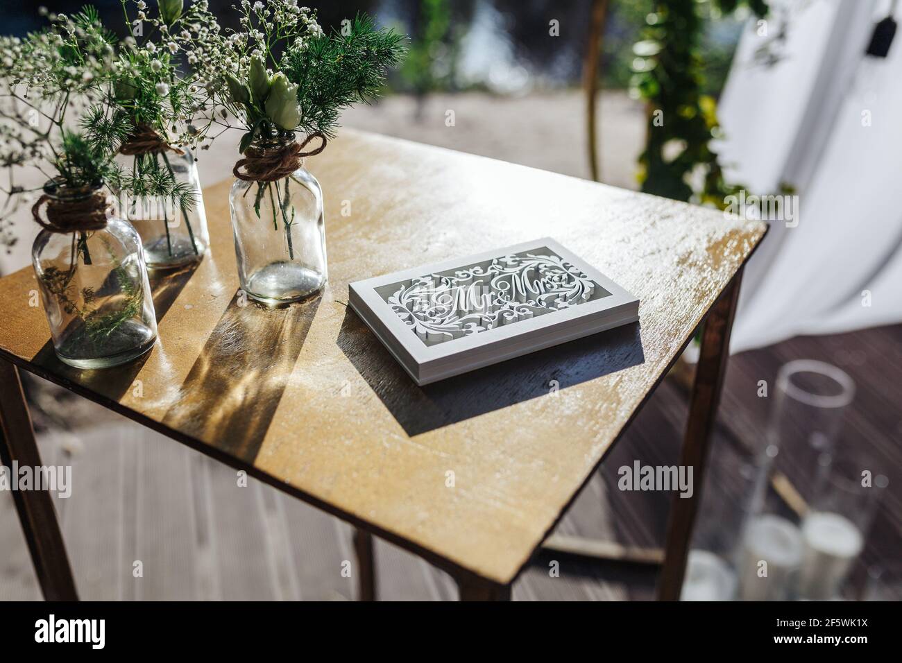 Boîte à bijoux pour anneaux sur la table avec petits bouquets Banque D'Images