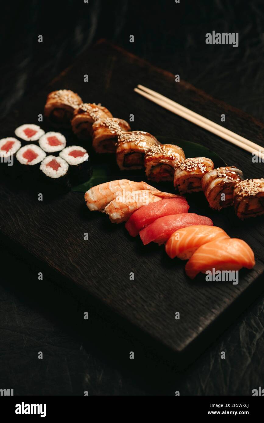 Rouleaux de cuisine japonaise et asiatique. Vue de dessus de l'assortiment de sushis. Banque D'Images