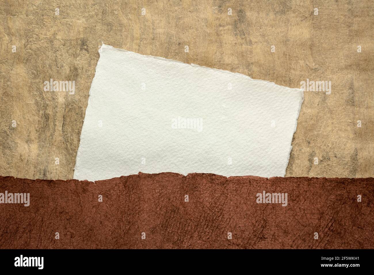 Petite feuille de papier blanc Khadi chiffon vierge contre terre paysage abstrait ton Banque D'Images