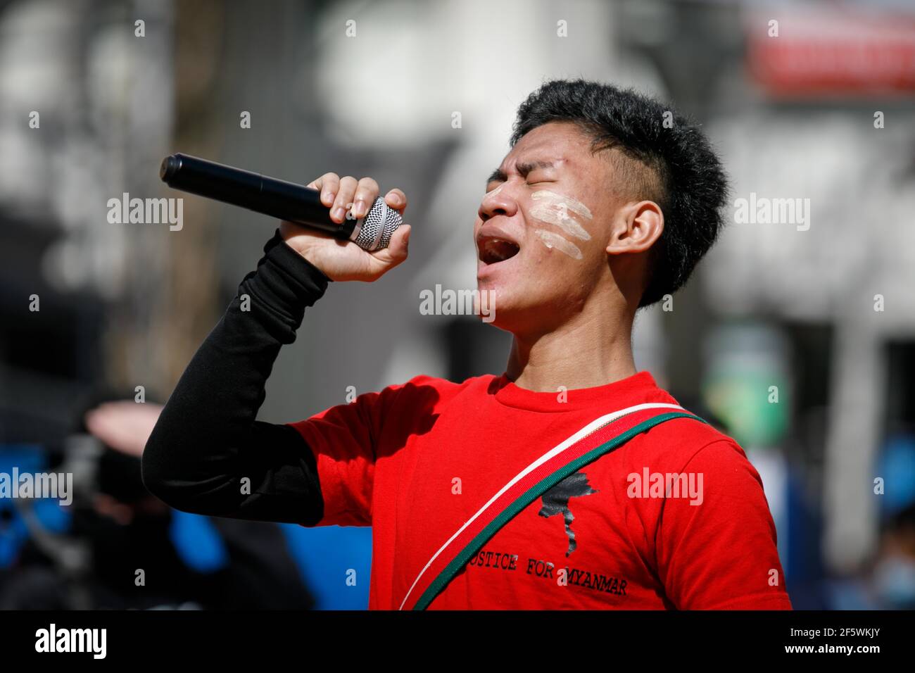 Portland, États-Unis. 27 mars 2021. Angelo Hau chante une chanson patriotique. Des personnes ont manifesté à Portland, sur la place des pionniers de l'Oregon, le 27 mars 2021, le « jour de la Révolution » birman, contre le coup d'État militaire et la dictature birmane, et en soutien à Aung San Suu Kyi, sa Ligue nationale pour la démocratie et l'actuel mouvement de désobéissance civile birman. Des représentants de plusieurs minorités ethniques birmanes, dont le Shan et le Kachin, y ont participé. (Photo de John Rudoff/Sipa USA) crédit: SIPA USA/Alay Live News Banque D'Images