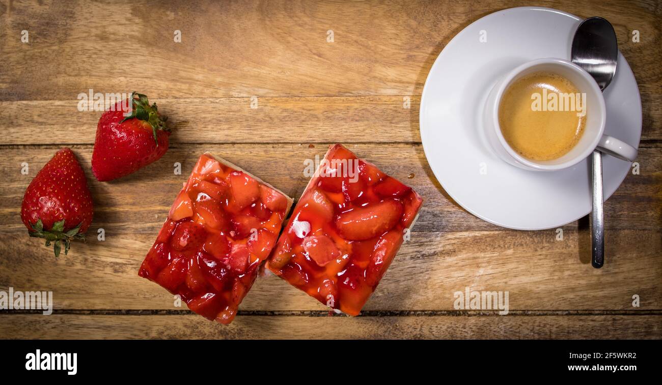 Morceaux de gâteau à la fraise avec une tasse d'espresso Banque D'Images