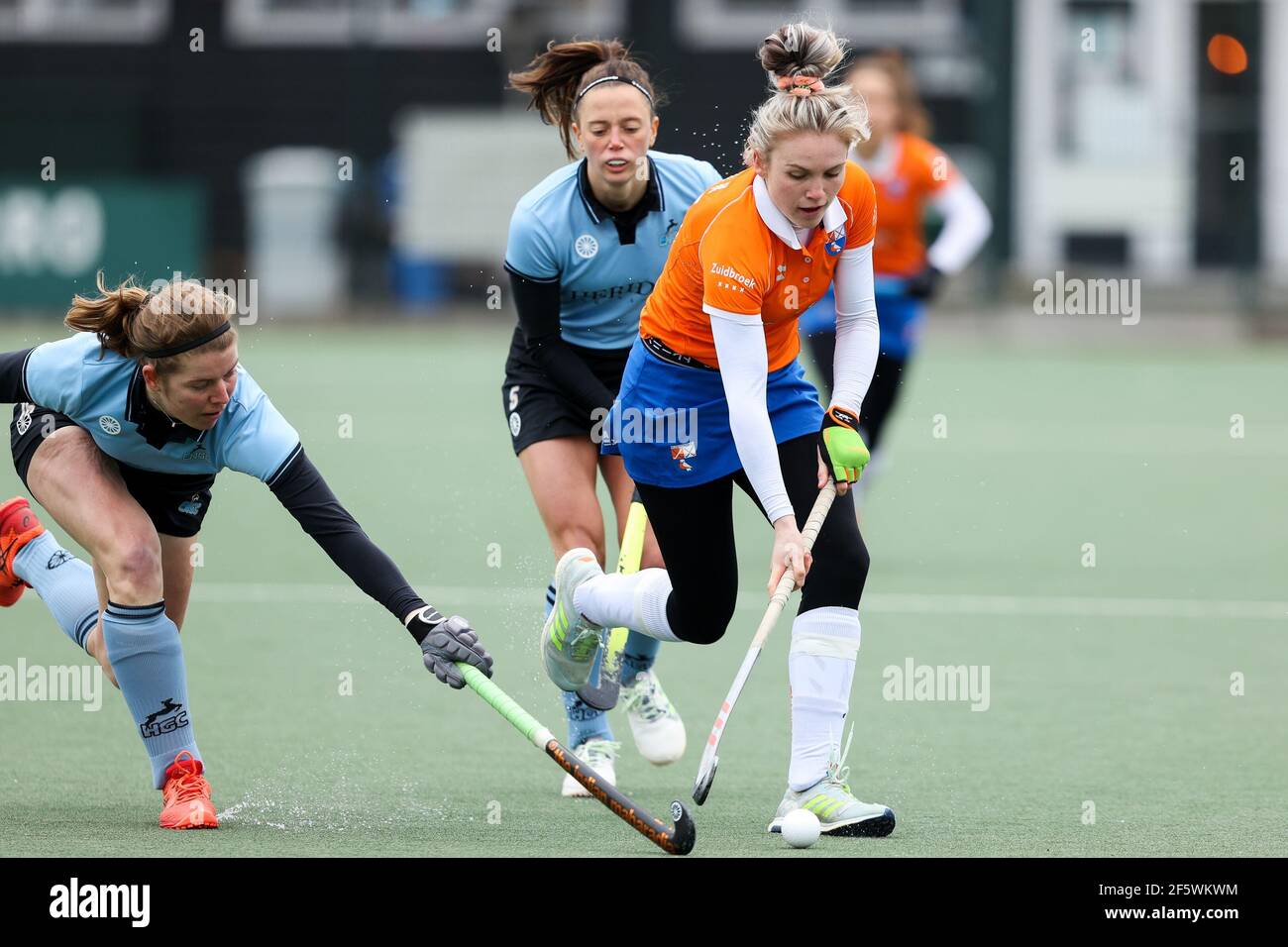 WASSENAAR, PAYS-BAS - MARS 28: Karlijn Scheepens de HGC, Teuntje Horn de Bloemendaal pendant le hockey féminin Hoofdklasse - 2020/21 saison Match Banque D'Images