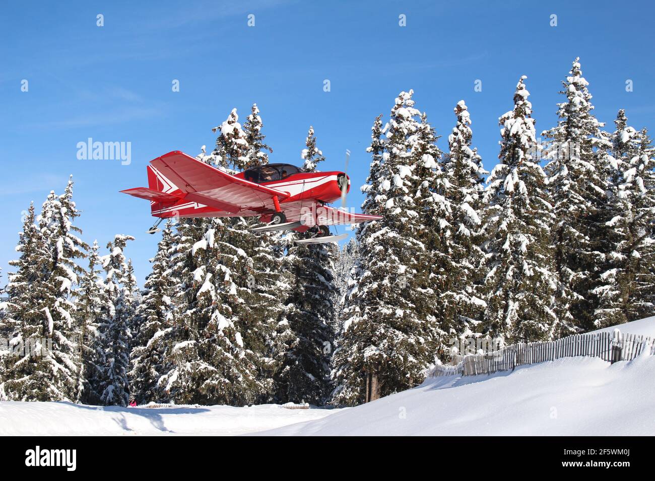 Atterrissage en avion à Meribel Altiport, Alpes françaises Banque D'Images