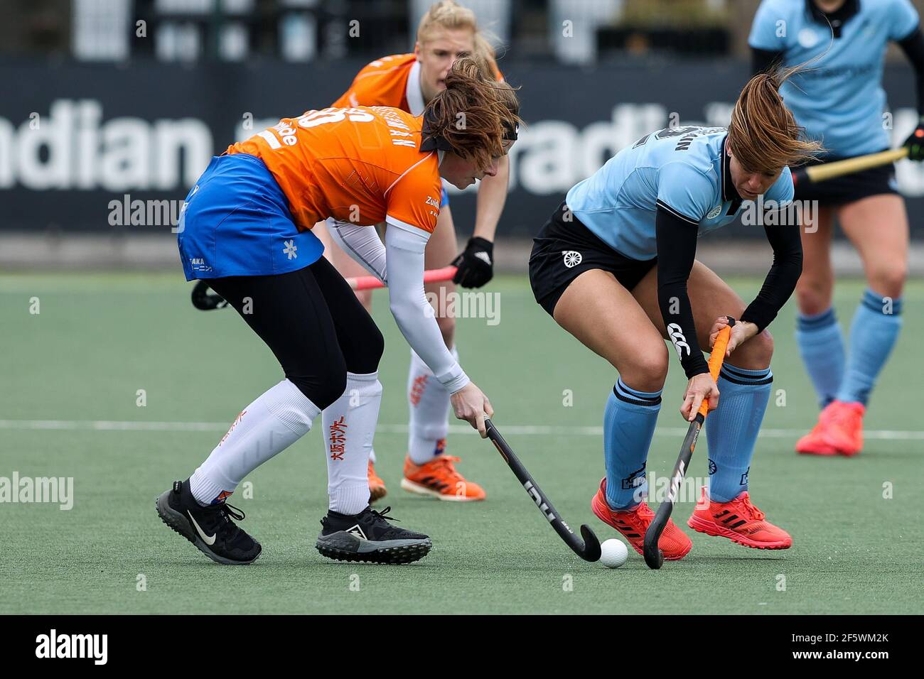 WASSENAAR, PAYS-BAS - MARS 28: Demi Hilterman de Bloemendaal, Dirkie Chamberlain de HGC pendant le hockey des femmes Hoofdklasse - tapis de saison 2020/21 Banque D'Images