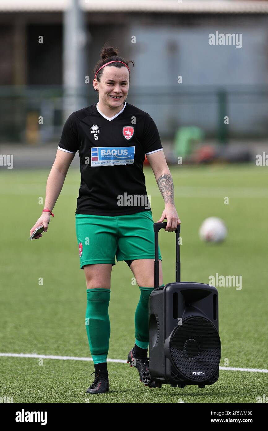 LOUGHBOROUGH, ROYAUME-UNI. 28 MARS : Anna Wilcox de Coventry United positionne une chaîne stéréo mobile pour ses coéquipiers lors de l'échauffement avant le match de championnat FA féminin entre Leicester City et Coventry United au stade Farley Way, Quorn, Loughborough, le dimanche 28 mars 2021. (Crédit : James HolyOak | MI News) crédit : MI News & Sport /Alay Live News Banque D'Images