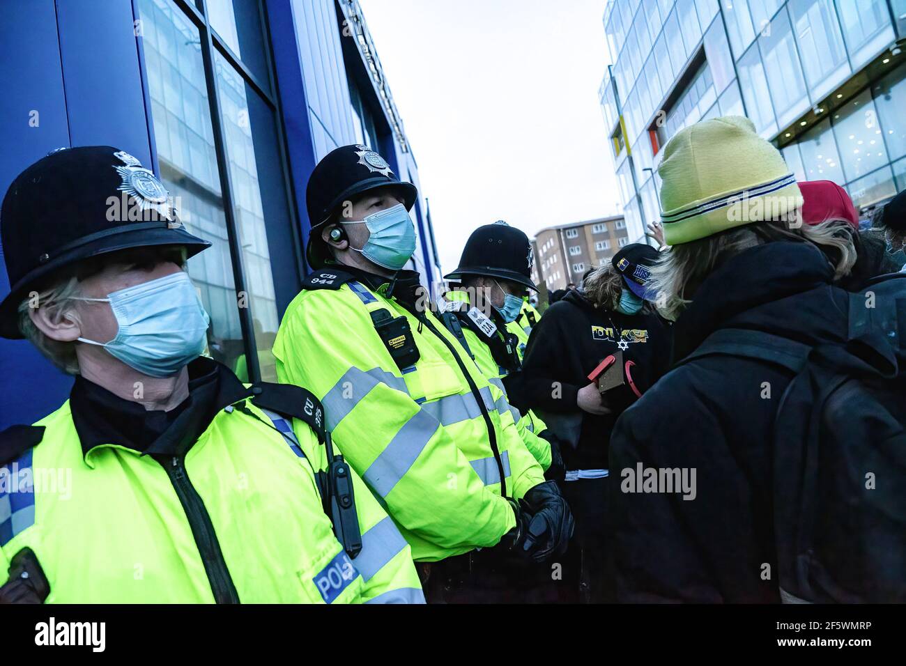 Brighton, Royaume-Uni. 27 mars 2021. Les policiers forment une ligne à l'extérieur du poste de police de Brighton pendant la manifestation. Les manifestants sont descendus dans les rues de Brighton pour exprimer leur opposition au nouveau projet de loi sur la police, le crime, la peine et les tribunaux débattu au Parlement britannique Credit: SOPA Images Limited/Alay Live News Banque D'Images