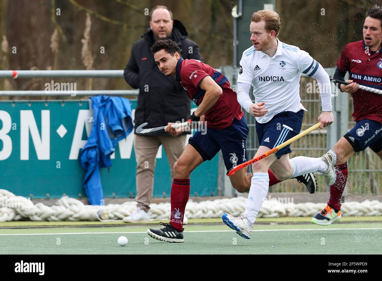 DEN HAAG, PAYS-BAS - MARS 28: Camil Papa de Klein Zwitserland, Felix Gulinck de Tilburg pendant le Hoofdklasse Hockey masculin - saison 2020/21 match entre Klein Zwitserland H1 et Tilburg H1 au Sportpark Klein Zwitserland le 28 mars 2021 à Den Haag, pays-Bas (photo de Hans van der Valk/Orange Pictures) Banque D'Images