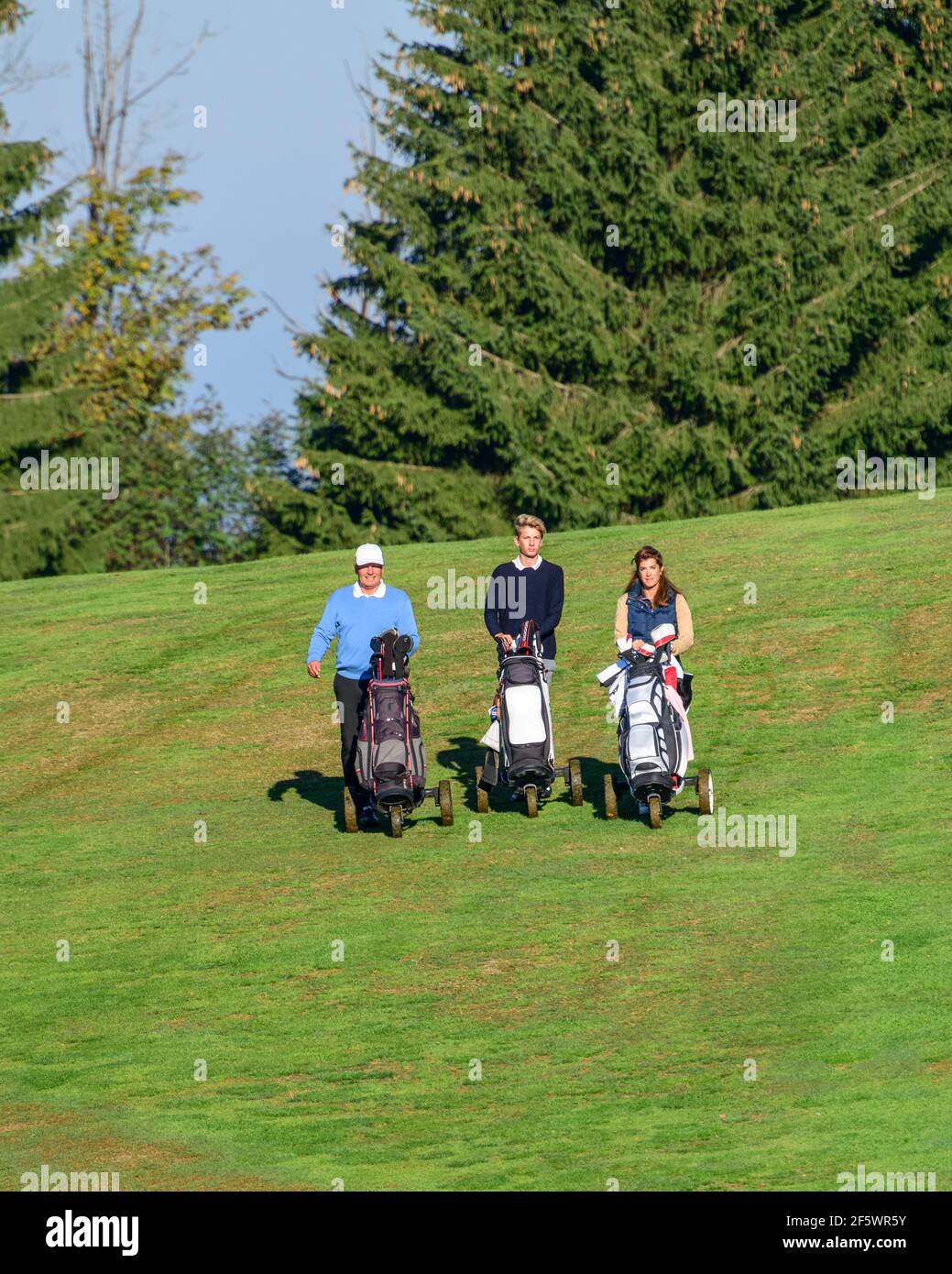 Le Golf comme sport famille - famille vol jouant un cours de Parkland Banque D'Images