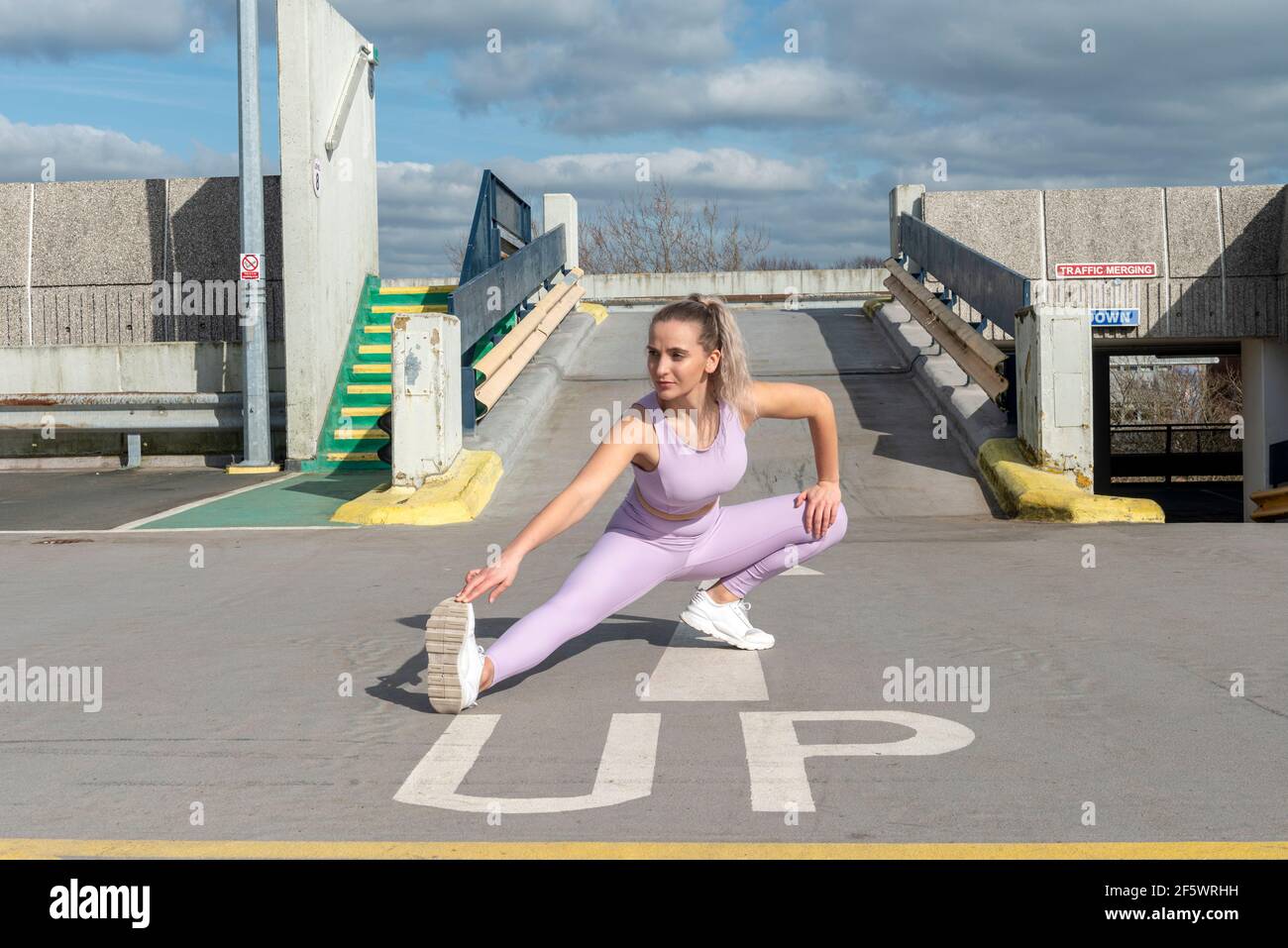 Sportive woman fait son entraînement de fitness en plein air, les étirements Banque D'Images