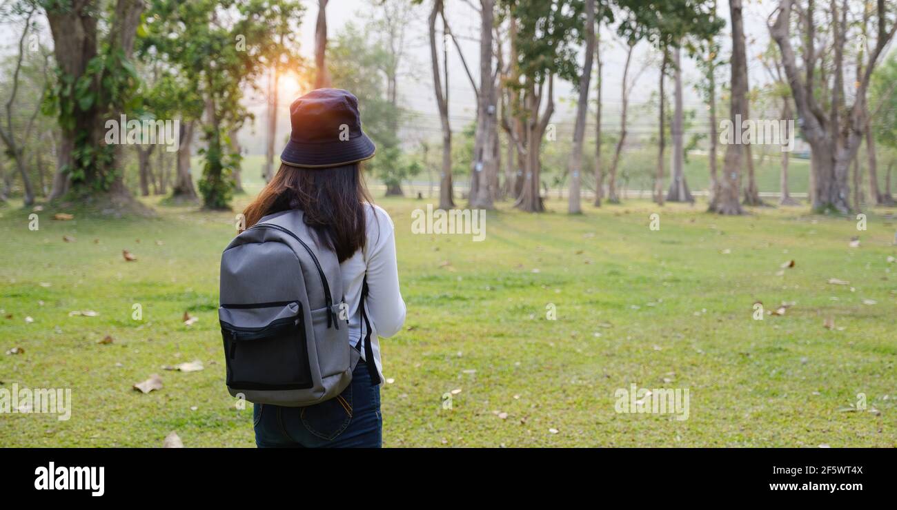 Les jeunes étudiants de l'université apprécient l'excursion dans le parc et regardent quelque chose quand ils sont intéressants. Études, éducation, université, collège, diplômé Banque D'Images