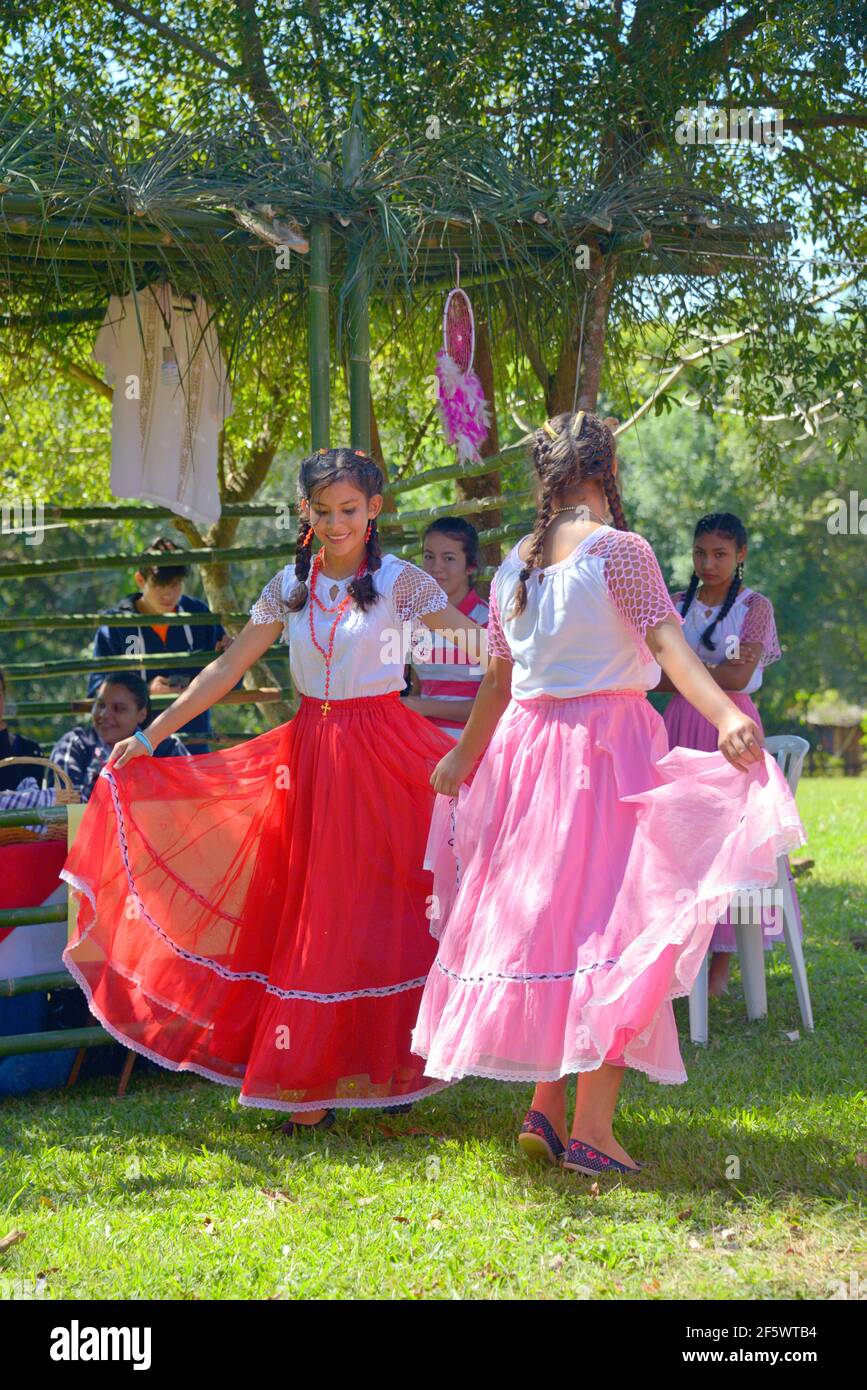 Les filles dansent des danses typiques de la région de Paranà Banque D'Images