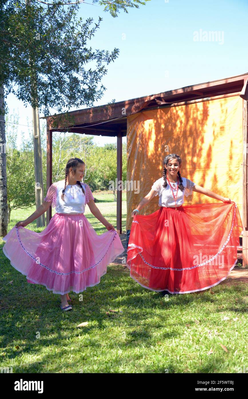 Les filles dansent des danses typiques de la région de Paranà Banque D'Images