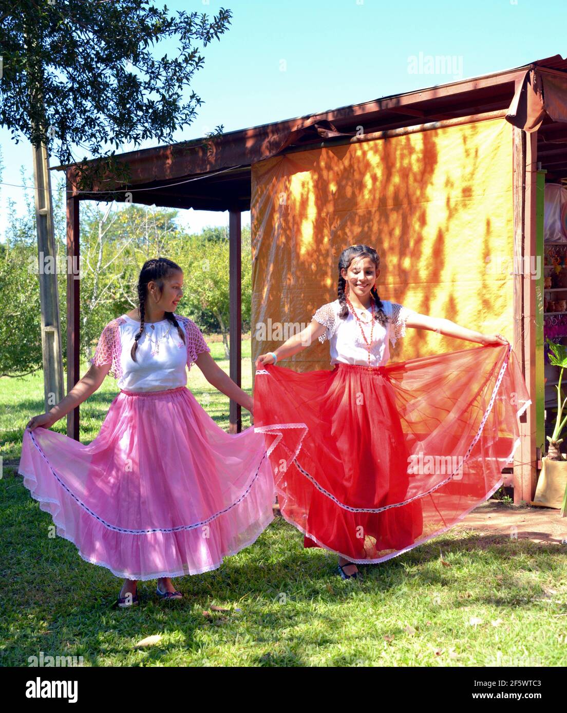 Les filles dansent des danses typiques de la région de Paranà Banque D'Images