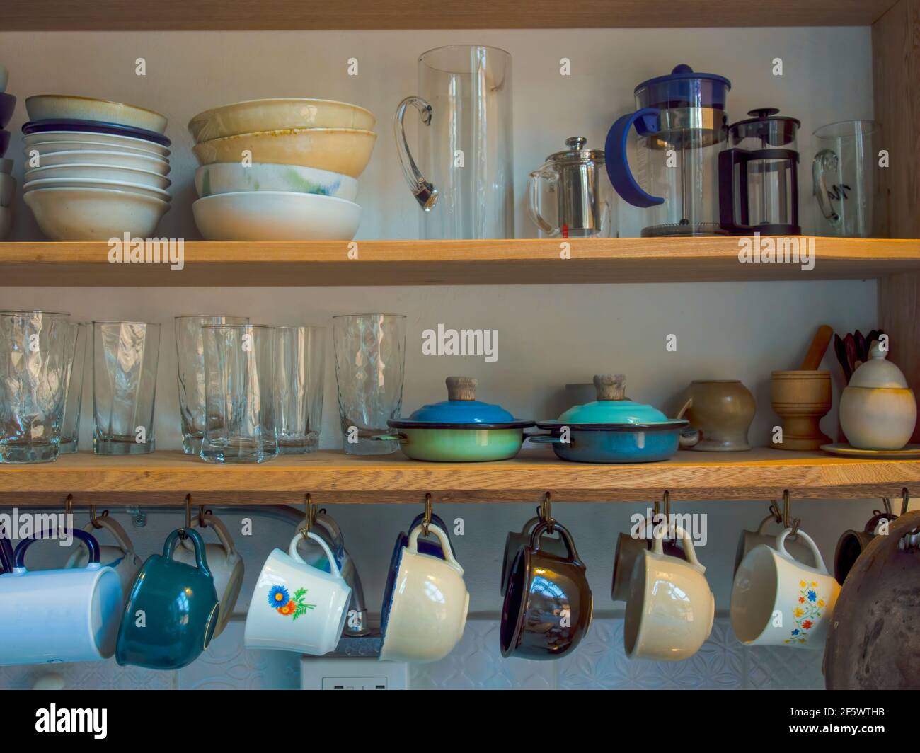 Gros plan d'une étagère de cuisine avec tasses, verres, bols et autres ustensiles de cuisine, dans une maison près de la ville coloniale de Villa de Leyva, Col Banque D'Images