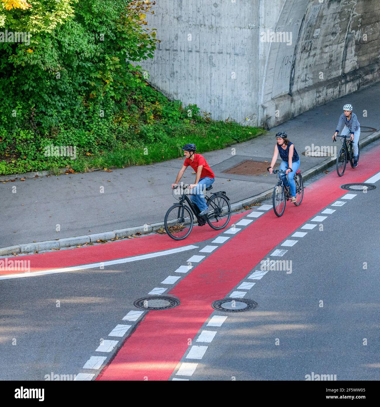 Cyclistes sur la route du centre-ville Banque D'Images