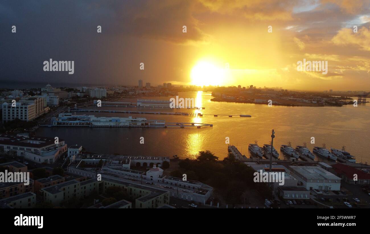 Lever du soleil vu du ciel. San Juan Porto Rico. Banque D'Images