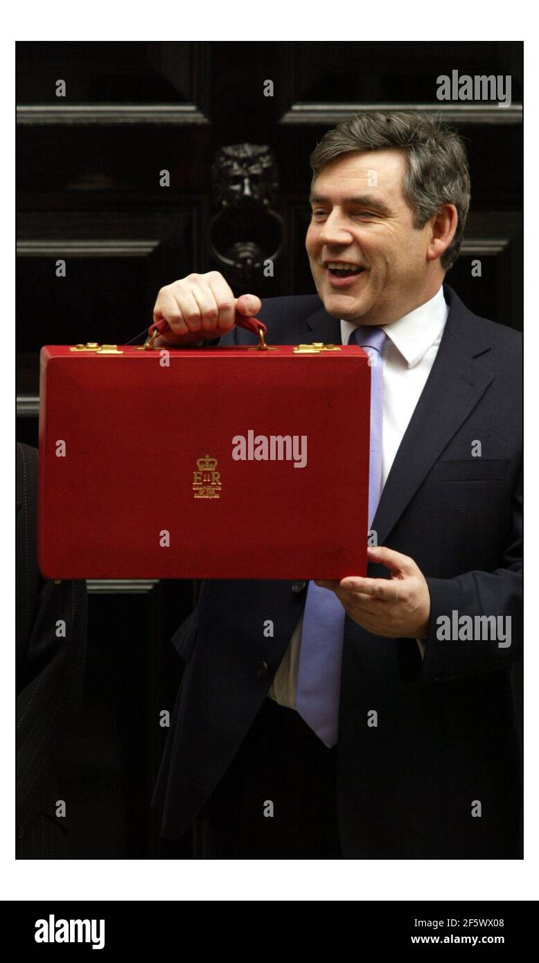 Gordon Brown sort sur 11 Downing St pour aller Et remettre son budget 2004 au Parlement.pic David Sandison 17/3/2004 Banque D'Images