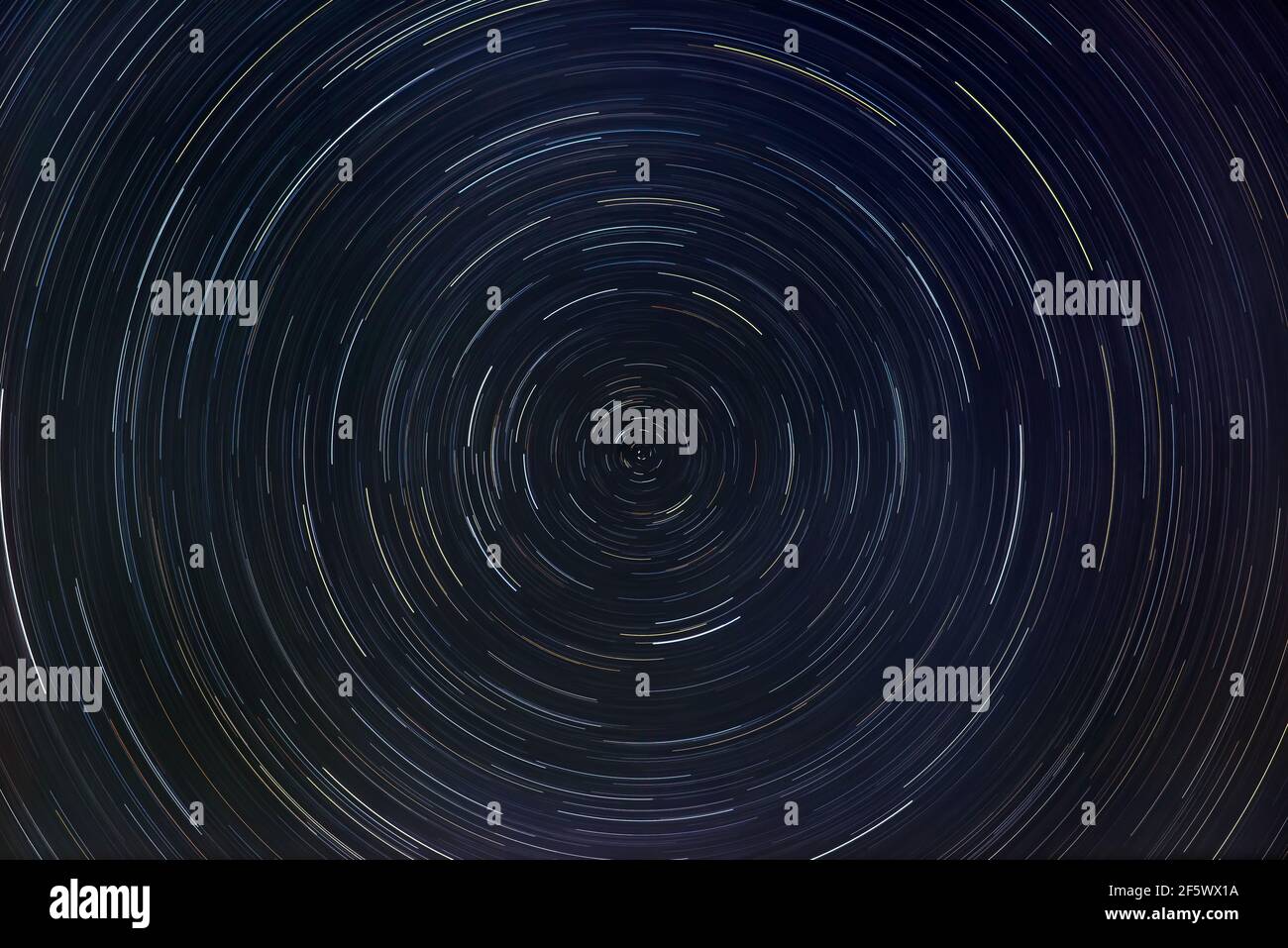 Ciel étoilé avec des pistes d'étoiles sur l'étoile du nord. Arrière-plan de l'espace. Arrière-plan abstrait d'exposition longue Banque D'Images