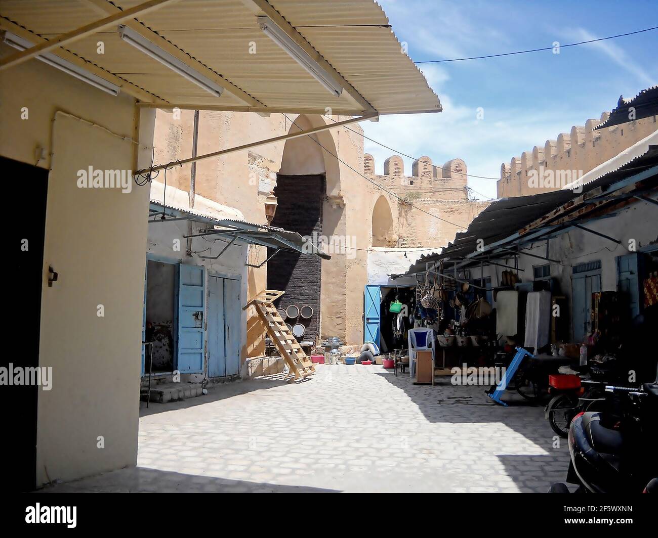 Al-Qayrawan est aujourd'hui la ville tunisienne qui, à l'époque du caliphal islamique, était la capitale du gouvernorat de Ifrīqiya. Kairouan est une ville sainte Banque D'Images