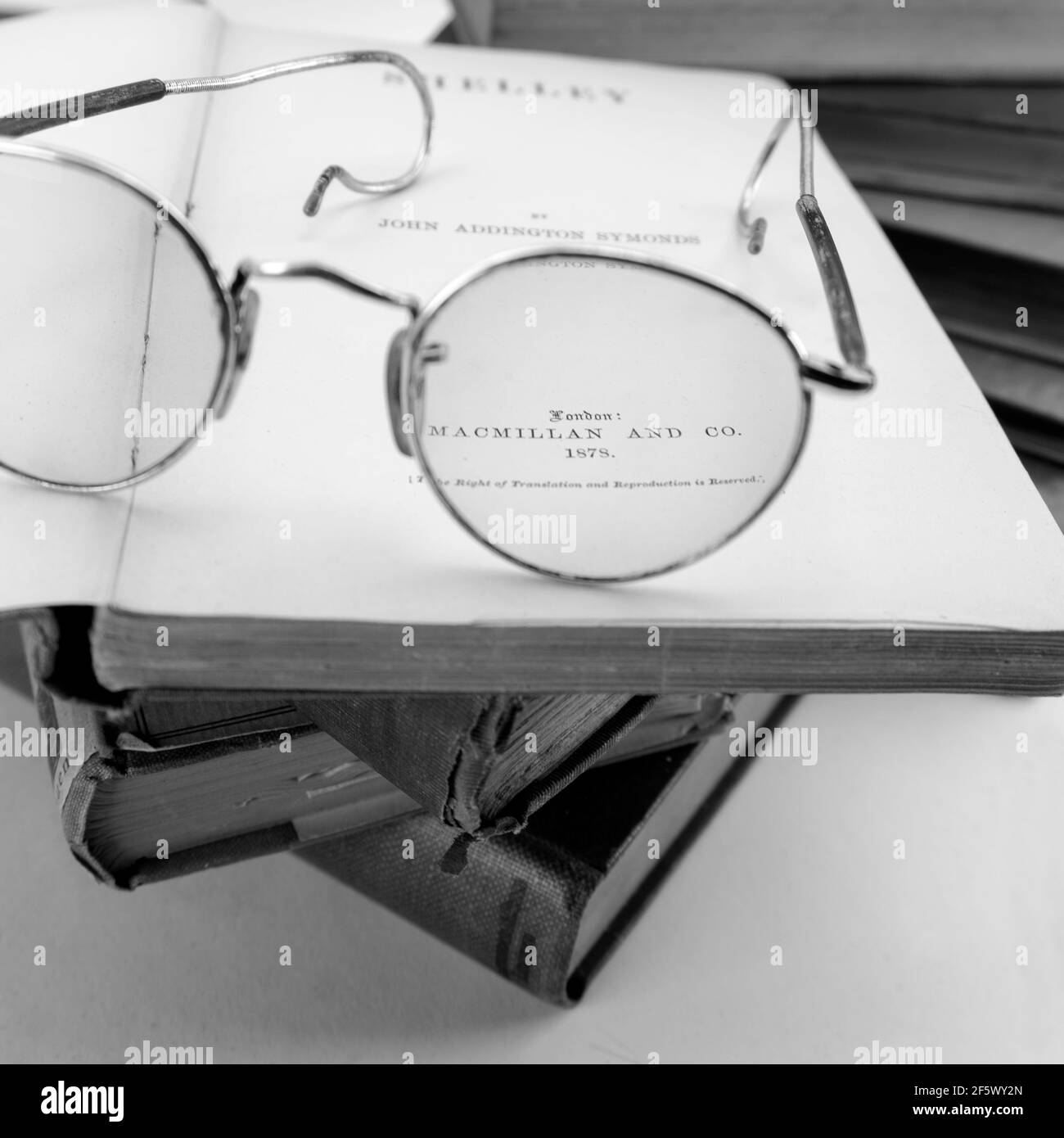 Black & White rare Old Vintage books de la bibliothèque Shelley Poems, dessus d'un vieux lunettes sur fond blanc Banque D'Images