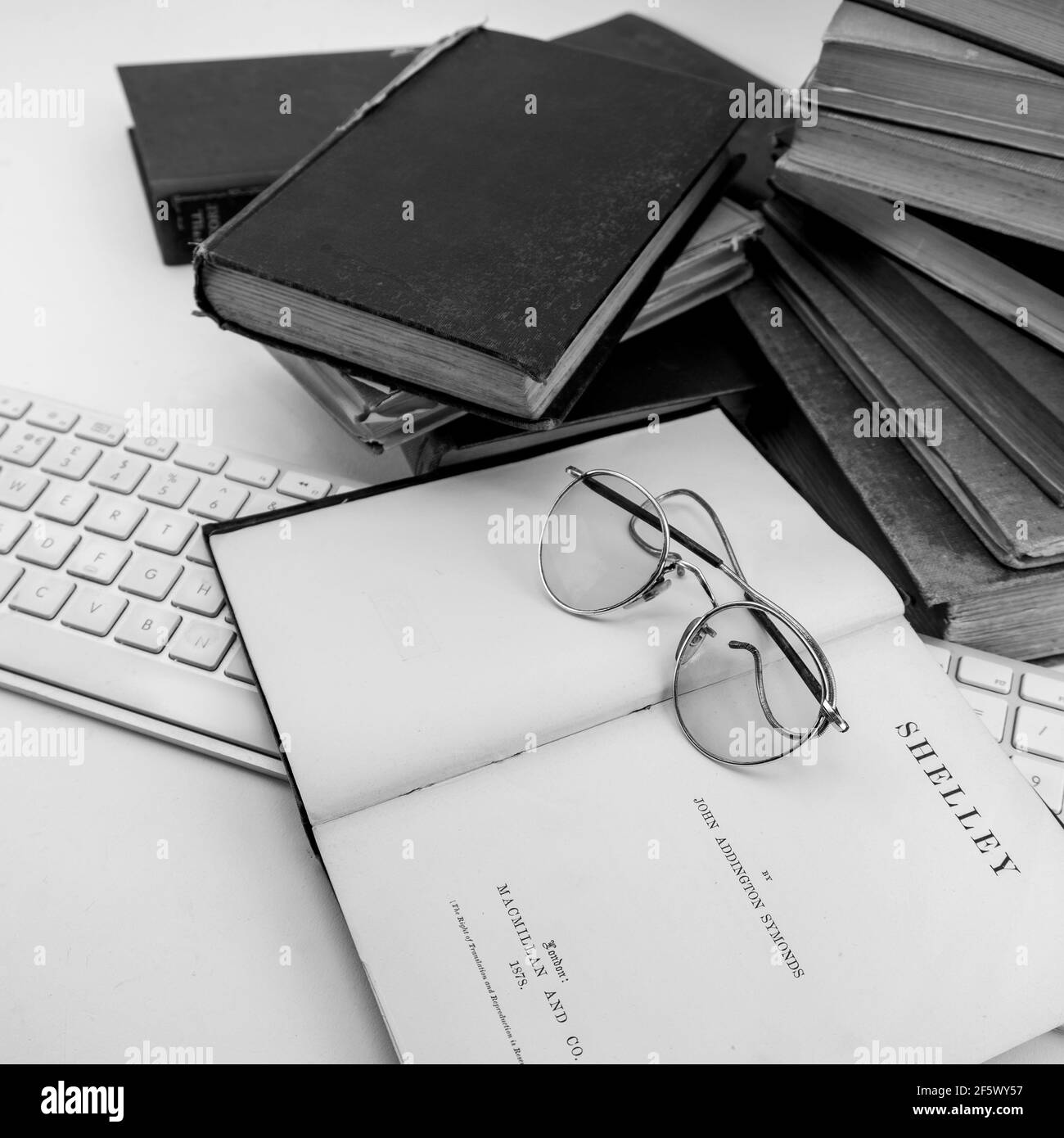 Livres anciens rares de la bibliothèque Shelley Poems, dessus d'un vieux lunettes sur fond blanc Banque D'Images