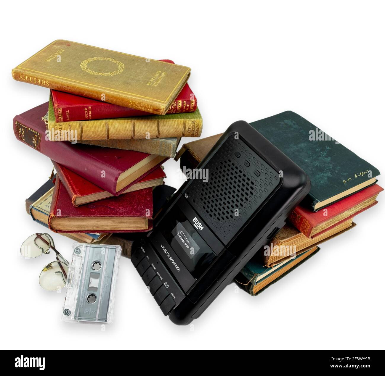 Radio audio rétro moderne et livres anciens anglais dans les coulisses arrière-plan blanc Banque D'Images