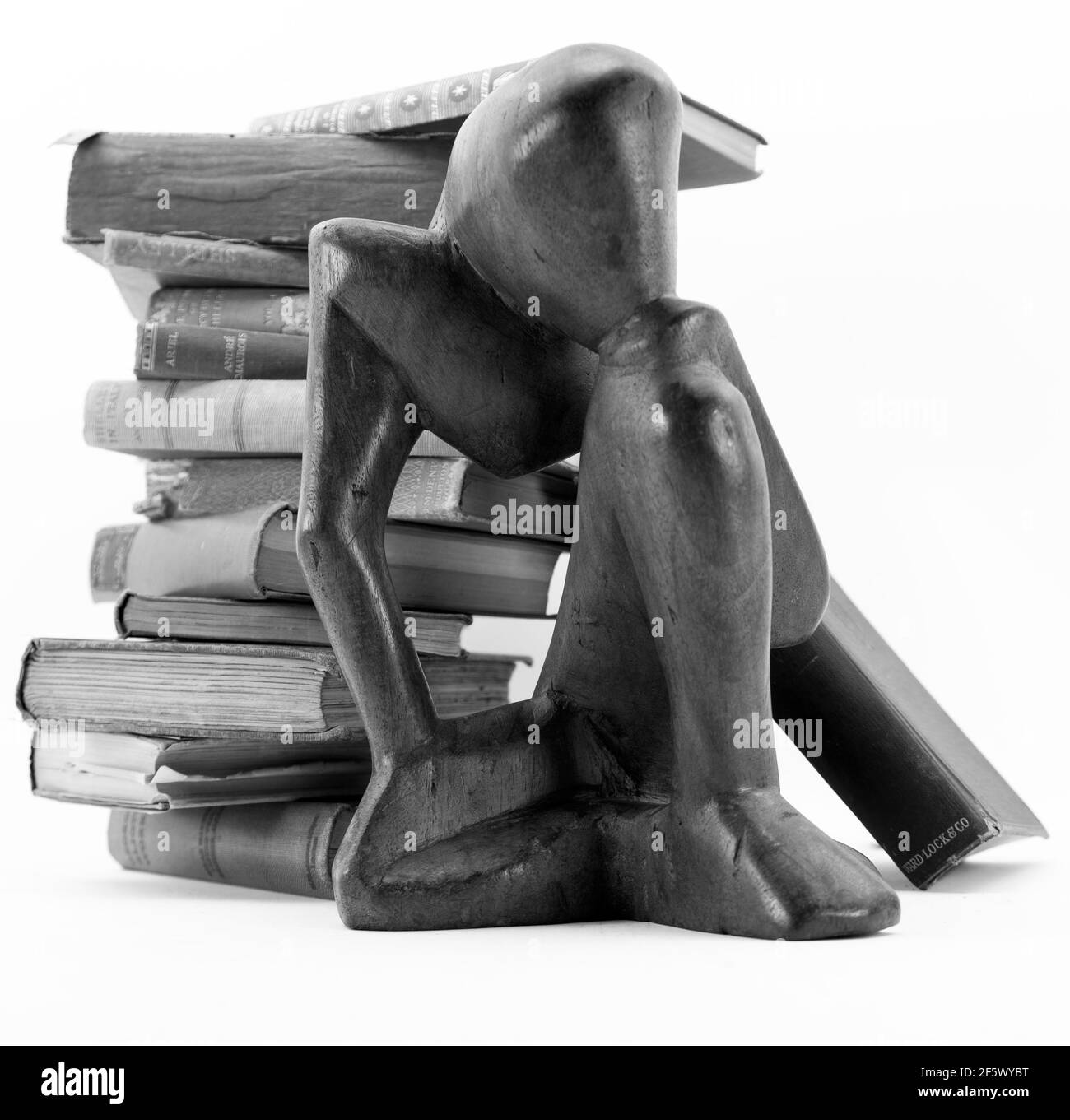 Poème noir et blanc vieux livres et statue sur arrière-plan blanc Banque D'Images