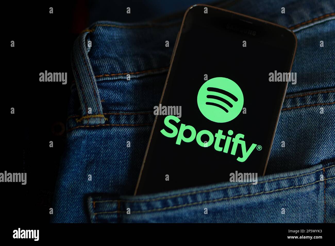 Sur cette photo, le logo de l'application musicale Spotify s'affiche sur un smartphone. Banque D'Images