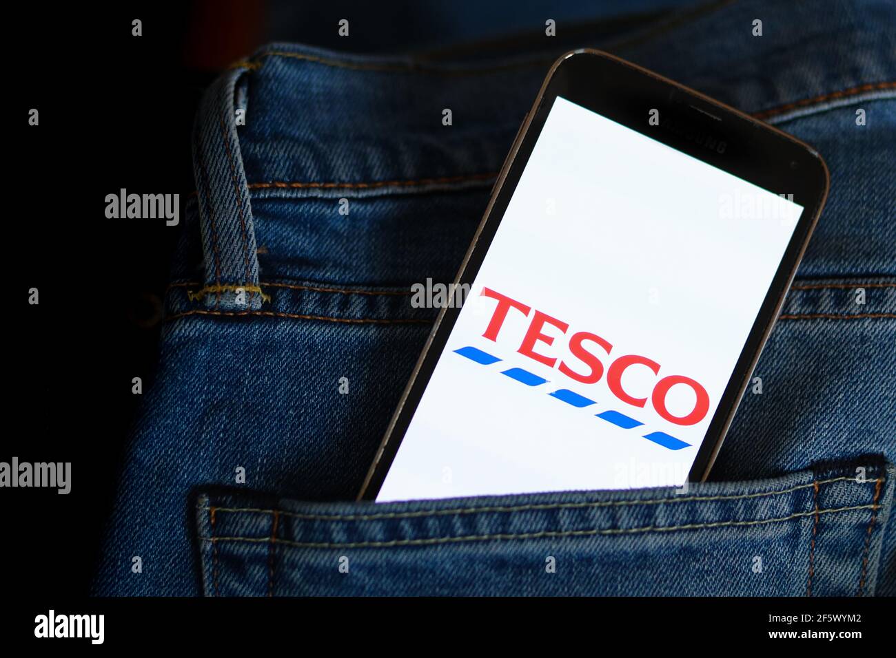 Dans cette illustration photo, un logo Tesco s'affiche sur un smartphone. Banque D'Images