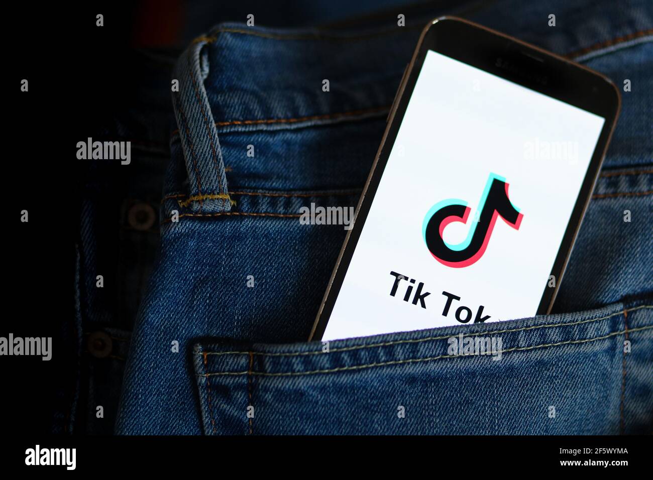 Dans cette illustration photo, un logo Tik Tok s'affiche sur un smartphone. Banque D'Images