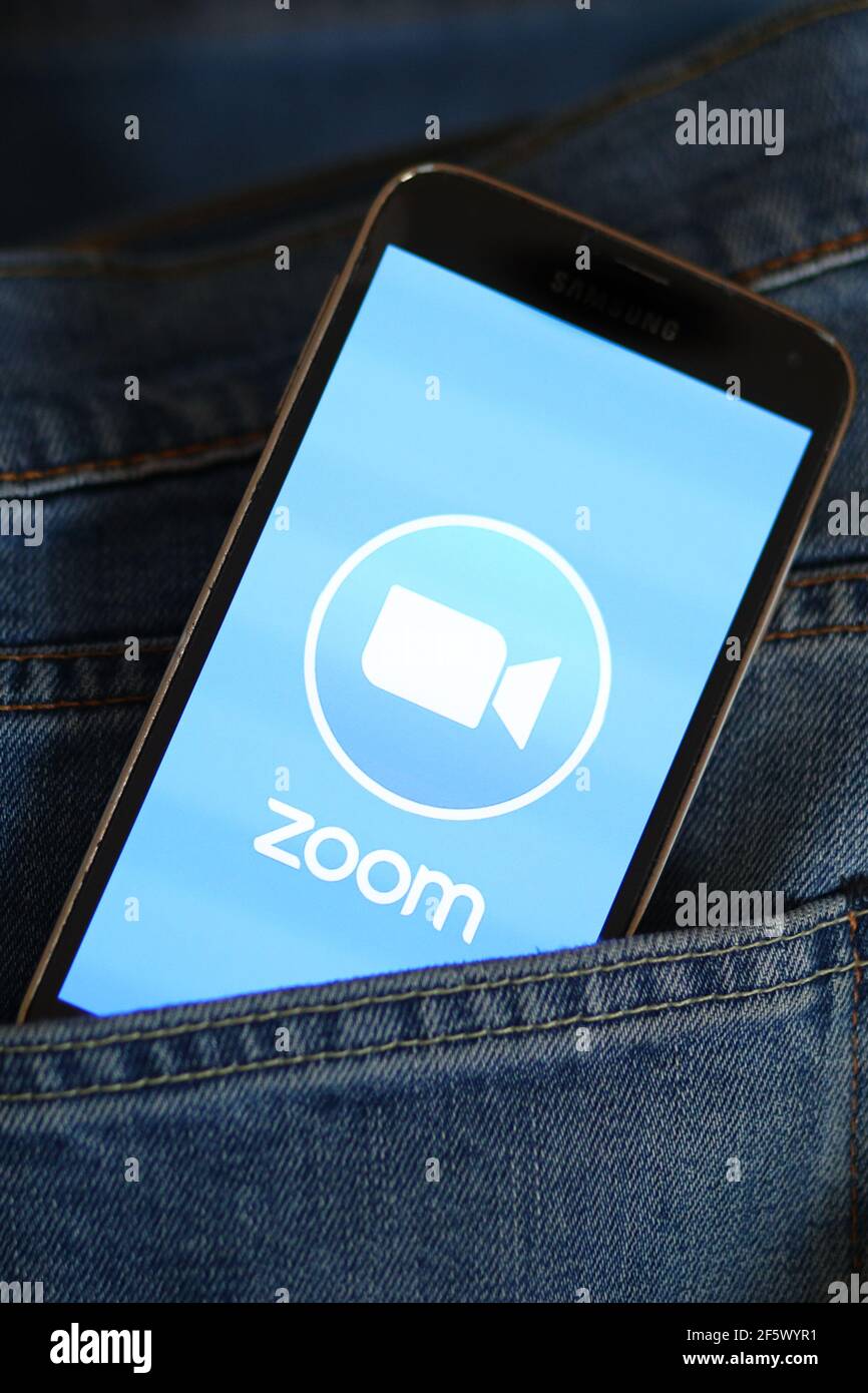 Dans cette illustration, un logo de communicateur en ligne Zoom s'affiche sur un smartphone. Banque D'Images
