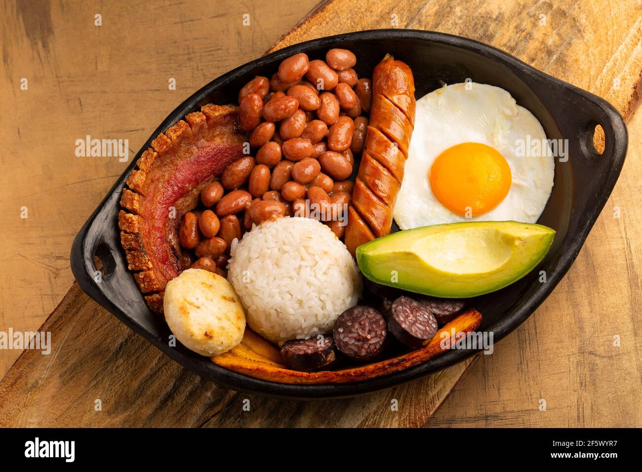 Bandeja paisa, plat typique de la région d'Antioqueña en Colombie. Il se compose de chicharrón