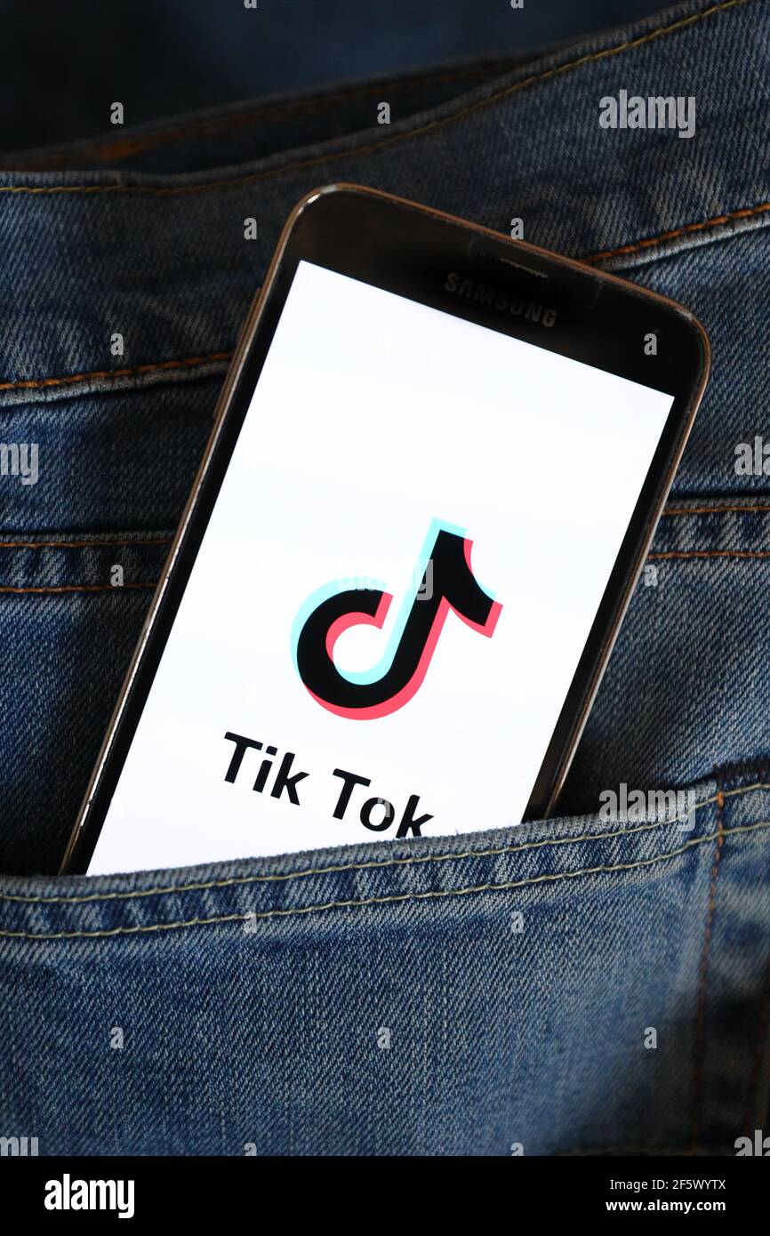 Dans cette illustration photo, un logo Tik Tok s'affiche sur un smartphone. Banque D'Images