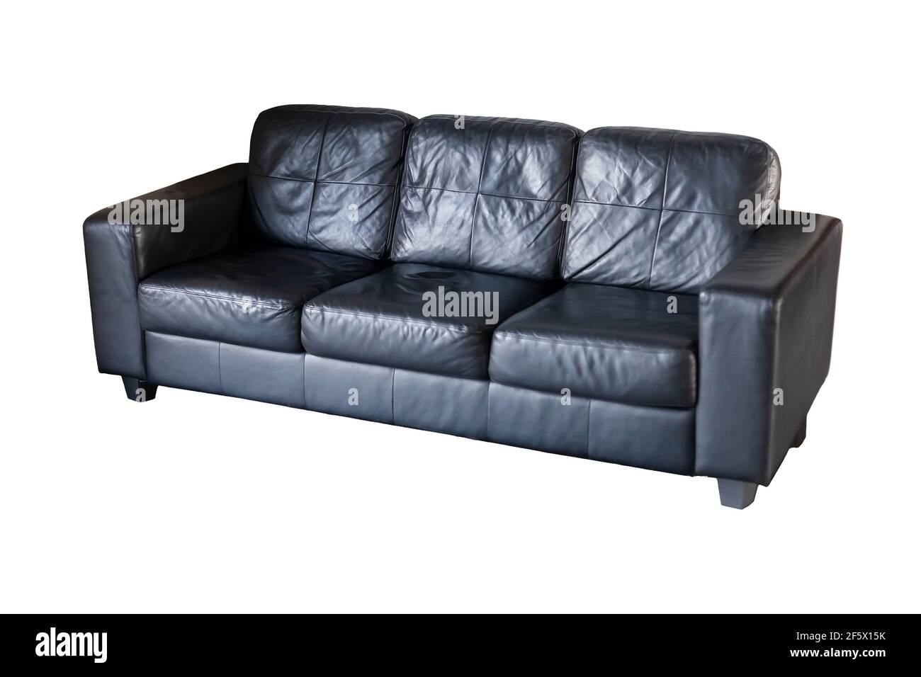 Canapé simple en cuir noir isolé sur blanc, découpe d'objet. Canapé coussin usé Uni sur fond blanc. Modèle de mobilier, intérieur moderne et élégant ro Banque D'Images