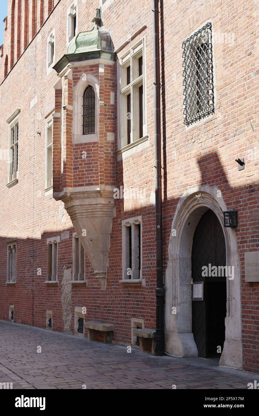 Rue Jagiellońska, Cracovie, Pologne - 04 septembre 2020 ; sur la droite, le bâtiment historique du musée de l'université jagiellonienne. Banque D'Images