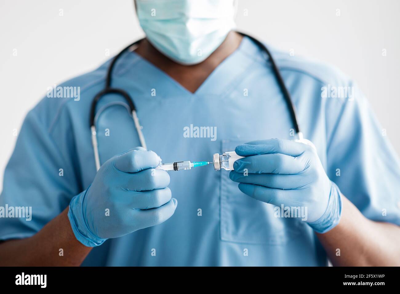 Vaccin Covid-19, injection d'antiviraux, pharmaceutique et de soins de santé Banque D'Images